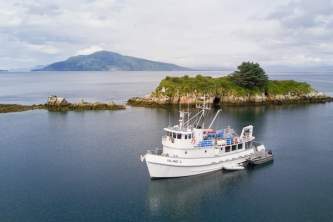 Geographic-marine-expeditions-chris_bray_for_island_c-22-p4mkji